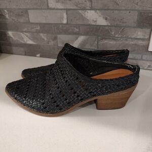 Size 6 Universal Thread Black Slingbacks 2.74" Heel